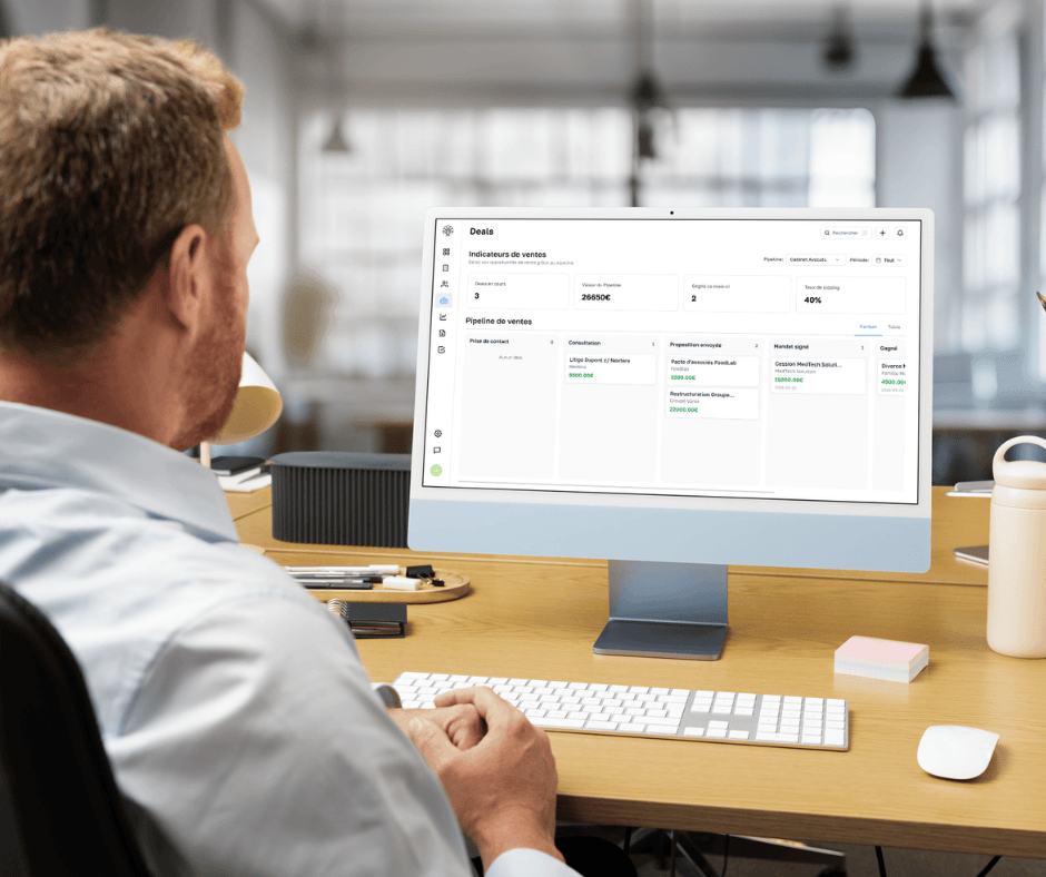 avocat regardant son pipeline dans Cahrik CRM